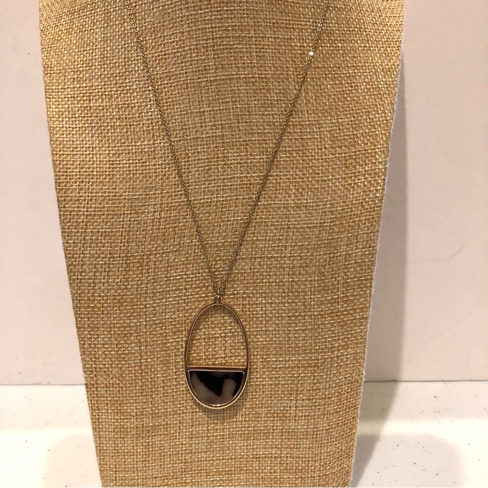 GORGEOUS Loft Necklace long gold tone chain with oval pendant faux tortoise